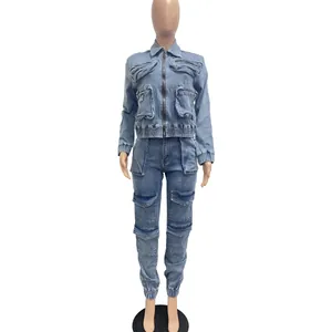 Vista dettagliata del completo due pezzi in denim lavato con giacca e pantaloni cargo multitasche