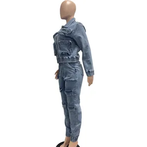 Profilo laterale del set due pezzi in denim azzurro da donna con tasche cargo multiple
