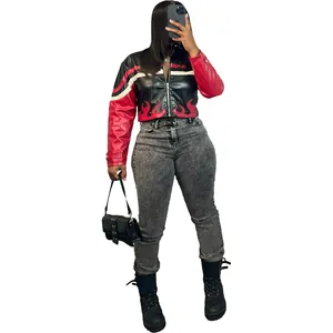 Détail d'une veste de moto en similicuir pour femme avec broderies de flammes rouges