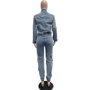 Vista posteriore dettagliata di un completo denim due pezzi blu lavato da donna con vita elastica