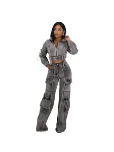 Sexy Damen Denim Set in Grau mit Crop-Jacke und Cargo-Hose mit vielen Taschen in Wasch-Optik.