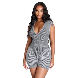 Combishort sexy en maille à rayures verticales avec col en V et taille à lacets
