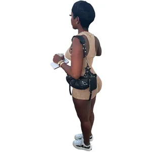 Gedetailleerd zijaanzicht van een stijlvolle kaki mouwloze geribbelde korte jumpsuit voor dames