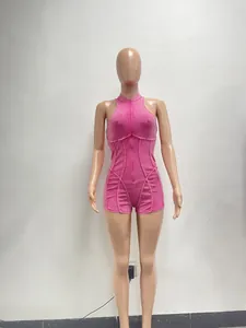 Mouwloze gewassen roze geribbelde jumpsuit met ritssluiting op vrouwelijke mannequin