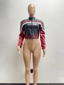 Vue détaillée d'une veste de moto en similicuir noir et rouge avec broderie de flammes