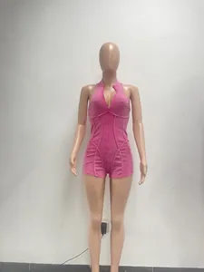 Vooraanzicht van een roze geribbelde bodysuit met rits en distressed wassing op een pop