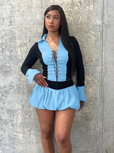 Sexy blau-schwarzes Urban-Set mit geschnürtem Oberteil und dazu passendem Rock