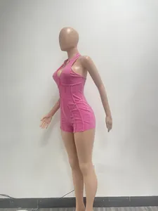 Detail van een roze mouwloze geribbelde romper met rits aan de voorkant en sierstiksel