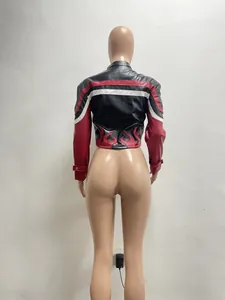 Vue arrière d'une veste de moto courte en similicuir avec broderie flamme rouge et rayures.