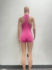 Achteraanzicht van een roze geribbelde mouwloze romper op een etalagepop model.