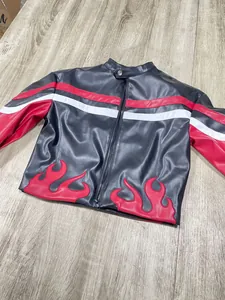 Vue détaillée d'une veste de moto en similicuir noir avec broderie de flammes rouges vif