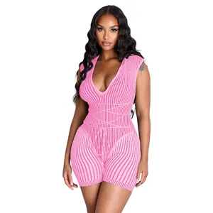 Détail d'une barboteuse sexy en tricot rayé rose avec taille lacée pour femme.
