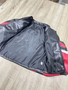 Vue intérieure de la veste de motard en cuir noir montrant la doublure et la taille S