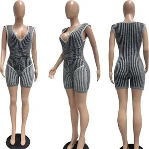 Vue détaillée sous 3 angles d'un combishort sexy en maille rayée grise pour femme