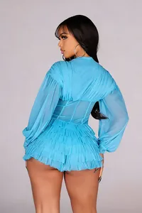 Detaillierte Rückansicht eines sexy blauen Netz-Jumpers mit langen Ärmeln und Rüschen