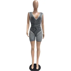 Détail d'une combinaison courte sexy en maille rayée grise pour femme avec lacets