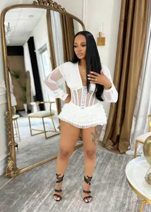 Detailansicht eines weißen Netz-Bodys mit Rüschen und Korsett-Taille an einem Modell