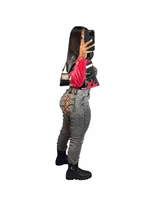 Veste de motard élégante en similicuir pour femme avec broderies de flammes rouges