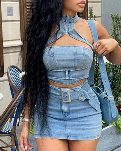 Primer plano de conjunto de top corto de mezclilla lavado azul claro y minifalda