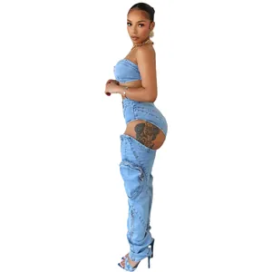Dettaglio laterale di un set denim sexy con pantaloni cut-out e tasca cargo chic
