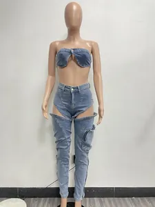 Vista dettagliata del set in denim elasticizzato con jeans cut-out e top a fascia