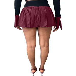 Rückansicht eines sexy zweiteiligen Sets mit bordeauxrotem Ballonrock und schwarzem Top