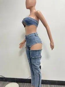 Vista dettagliata di un sexy completo in denim lavato con pantaloni cargo cut-out.