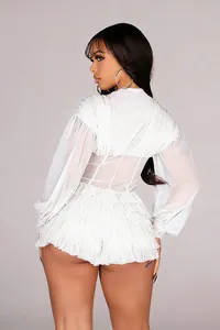 Detailansicht der Rückseite eines sexy weißen Mesh-Jumpsuits mit Rüschensaum