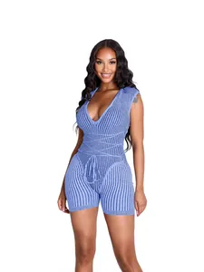 Combinaison courte sexy en maille côtelée bleu clair avec décolleté en V profond.