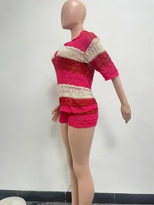 Vista lateral detallada de un conjunto de punto para mujer con rayas de colores.