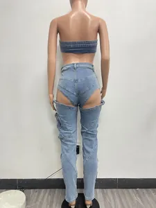 Vista posteriore dettagliata di un set di jeans lavati con pantaloni cut-out e tasca cargo zip