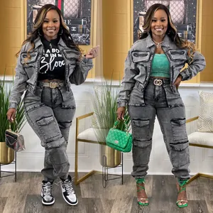 Completo due pezzi in denim grigio lavato da donna con pantaloni cargo multitasche.