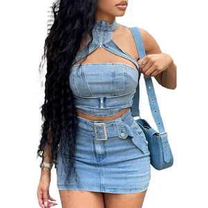 Conjunto sexy de dos piezas en mezclilla lavada con top halter y minifalda azul.