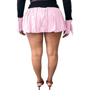 Detaillierte Rückansicht eines modischen rosa Puffrocks und schwarzen Langarm-Top-Sets