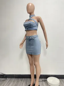 Detalle de un conjunto de mezclilla de dos piezas con top halter y minifalda corta
