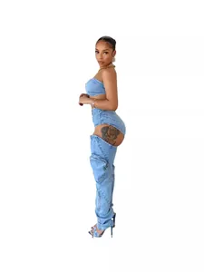 Completo sexy in denim lavato con top a fascia e pantaloni con spacco laterale