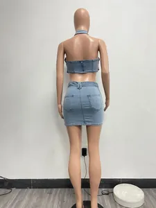 Vista posterior de conjunto de top corto de mezclilla lavada y minifalda en maniquí