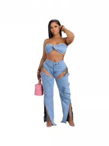 Set due pezzi sexy in denim lavato composto da top a fascia e pantaloni cargo con spacchi