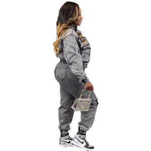 Vista laterale del set denim grigio due pezzi con giacca corta e pantaloni jogger