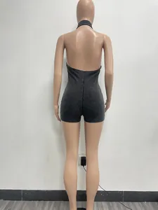 Rückansicht eines grauen, gerippten Halter-Backless-Rompers im Acid-Wash-Stil.