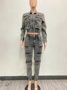 Vista frontale del completo due pezzi in denim grigio acido con tasche cargo alla moda