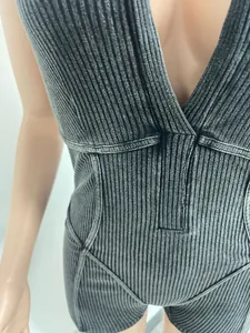 Nahaufnahme des grauen Bodysuits mit Neckholder-Ausschnitt und Rippenstruktur