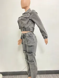 Vista laterale di un set in denim grigio slavato con molte tasche stile cargo