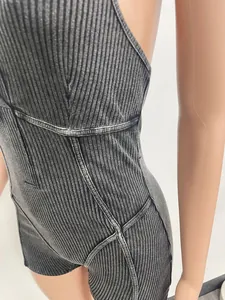 Detailansicht von grauem geripptem Stoff mit Ziernähten an einem Neckholder-Jumpsuit