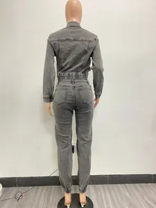 Vista posteriore di set in denim grigio lavato con giacca e pantaloni donna