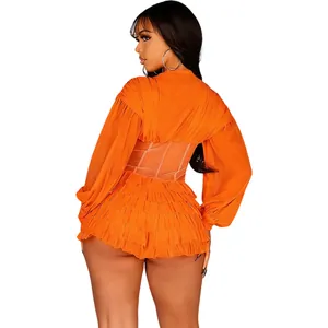 Rückansicht eines sexy orangefarbenen Netz-Jumpers mit Rüschen und transparentem Korsett