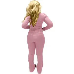 Detaillierte Rückansicht eines pinkfarbenen eng anliegenden Langarmshirts und Schlaghosen-Sets
