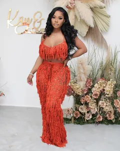 Vue détaillée de l'ensemble de plage sexy deux pièces en crochet orange vif avec franges