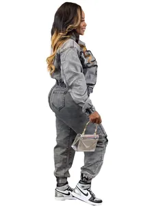 Completo due pezzi in denim grigio slavato da donna con giacca multitasche e joggers