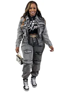 Completo due pezzi in denim lavato grigio da donna con giacca multitasche e pantaloni cargo